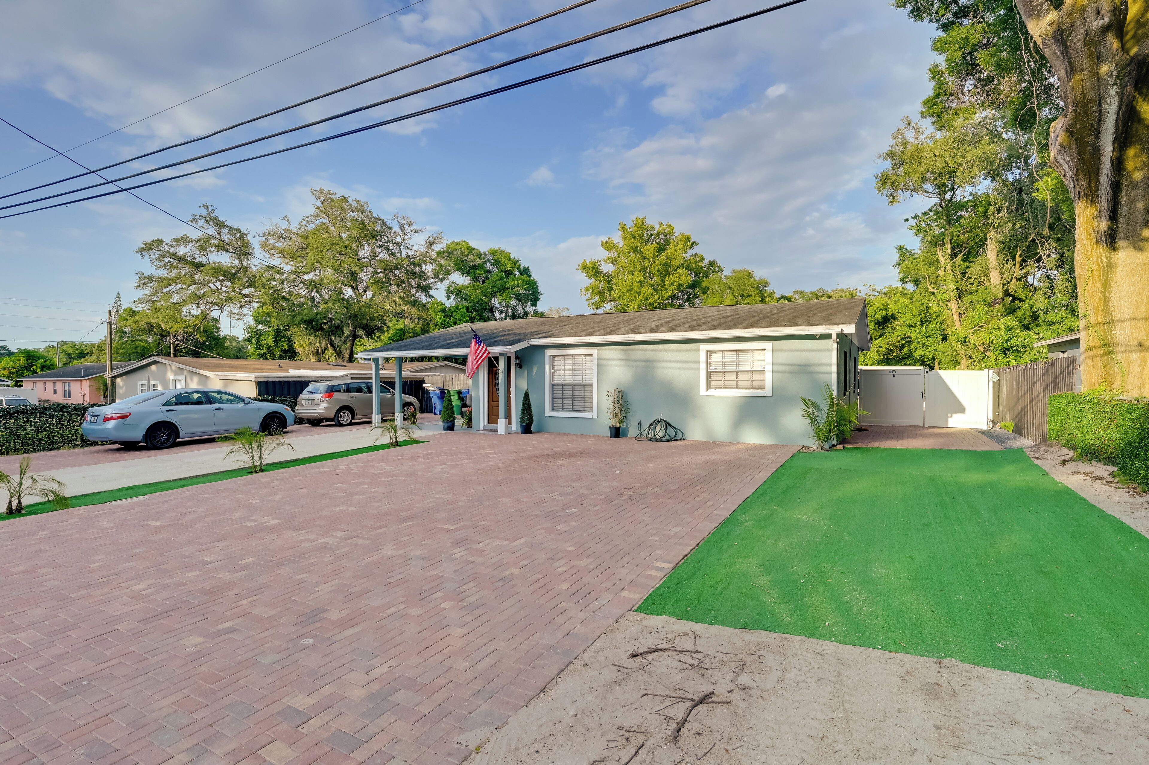 Una propiedad residencial con entrada pavimentada, césped y garaje.