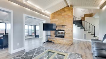 House (5 Bedrooms) | Interior