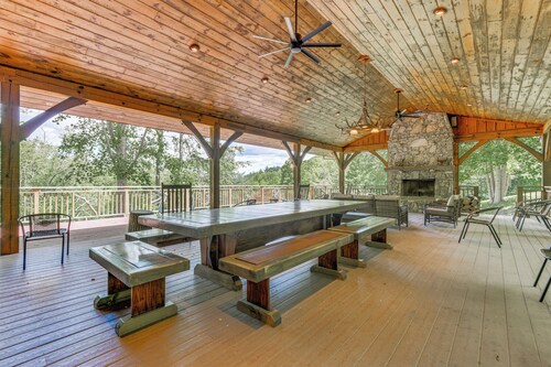 Pet-friendly Waynesville Cabin w/ Deck & Mtn Views