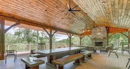 Pet-friendly Waynesville Cabin w/ Deck & Mtn Views
