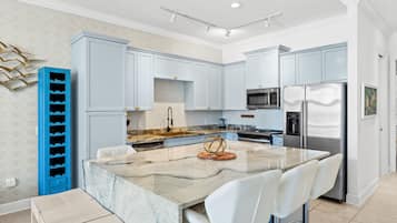 House, Partial Sea View | Private kitchen | Full-size fridge, microwave, oven, stovetop