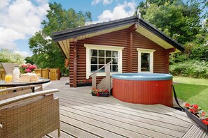 Outdoor spa tub - Serenity - 5 Star - Pet Friendly - Hot Tub - Scandinavian Log Cabin (BINGLEY)