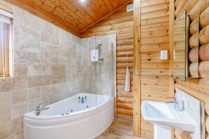 Jetted bath, hair dryer, towels