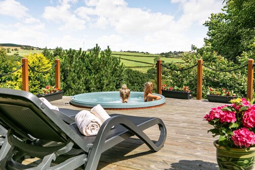 The Lookout - 5 Star - Pet Friendly - Hot Tub - Scandinavian Log Cabin