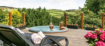 The Lookout - 5 Star - Pet Friendly - Hot Tub - Scandinavian Log Cabin