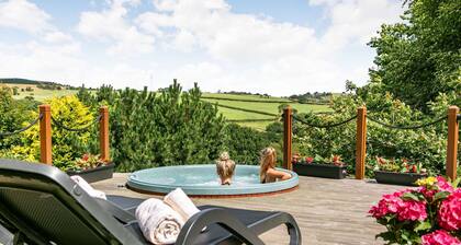 The Lookout - 5 Star - Pet Friendly - Hot Tub - Scandinavian Log Cabin