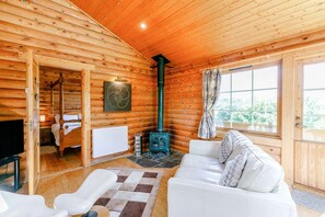 Smart TV, fireplace, DVD player - The Lookout - 5 Star - Hot Tub - Scandinavian Log Cabin (BINGLEY)