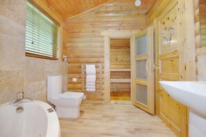 Banheira de hidromassagem, secador de cabelo, toalhas de banho