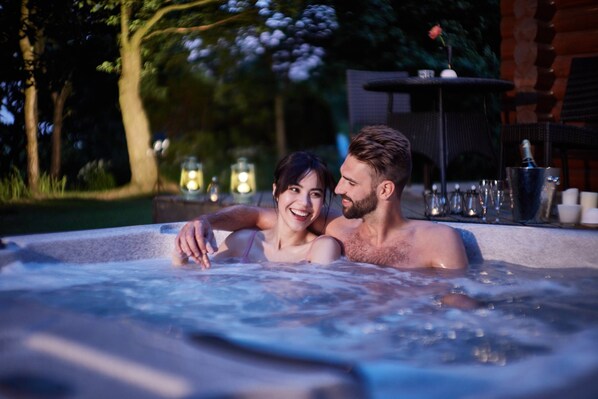 Outdoor spa tub - The Nest - 5 Star - Pet Friendly - Hot Tub - Scandinavian Log Cabin (BINGLEY)