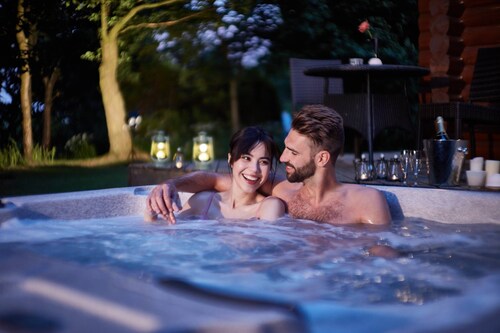 The Nest - 5 Star - Pet Friendly - Hot Tub - Scandinavian Log Cabin