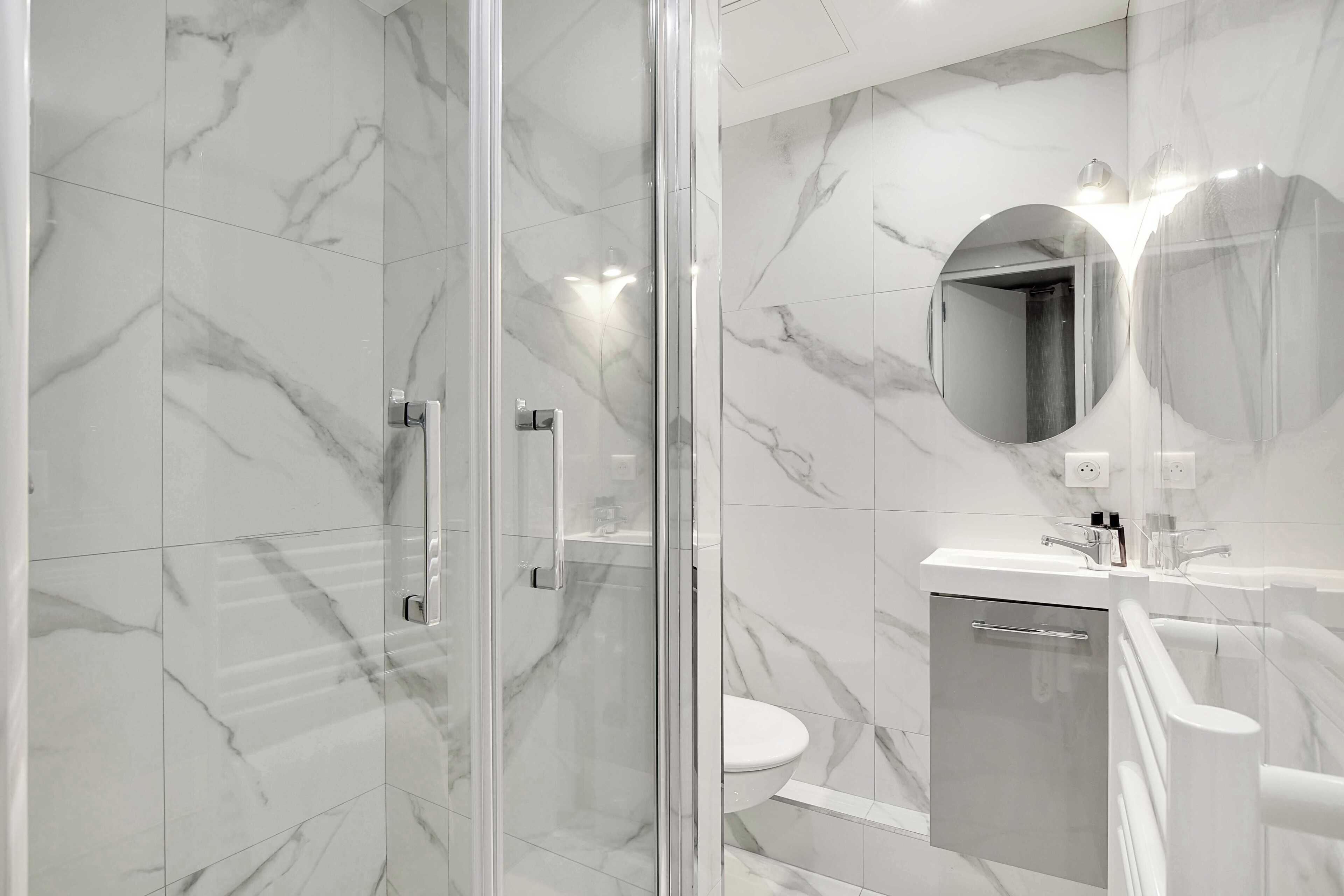Appartement Familial (0A) | Salle de bain | Douche, sèche-cheveux, serviettes fournies, savon