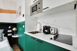 Studio (2A) | Cuisine privée | Réfrigérateur, micro-ondes, plaque de cuisson, machine à expresso