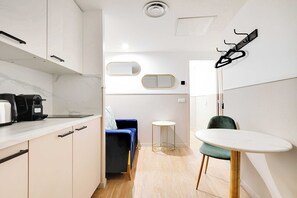 Departamento urbano | Cocina privada | Refrigerador, microondas, parrilla de estufa y cafetera de espresso