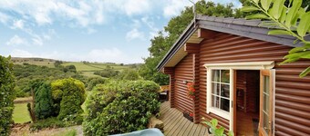 Tamarisk - 5 Star - Pet Friendly - Hot Tub - Scandinavian Log Cabin