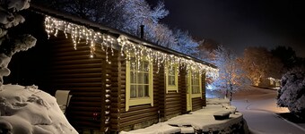 Montana - 5 Star - Pet Friendly - Hot Tub - Scandinavian Log Cabin