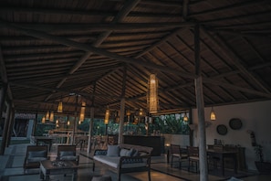 Piscine couverte, parasols de plage, chaises longues