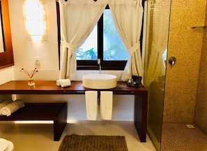 Comfort-Suite, 1 Schlafzimmer, Poolblick | 1 Schlafzimmer, Minibar, kostenloses WLAN, Bettwäsche