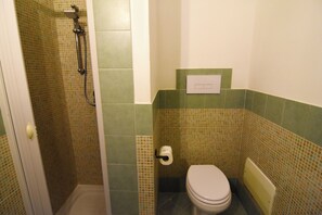 Douche, sèche-cheveux, bidet, serviettes fournies