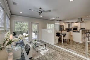 Interior - Second row to the ocean - 5 bedroom newly renovated & pet friendly beach home (Hilton Head)