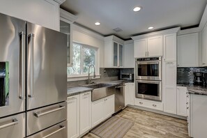 Fridge, microwave, oven, stovetop - Second row to the ocean - 5 bedroom newly renovated & pet friendly beach home (Hilton Head)