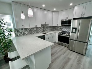 Réfrigérateur, micro-ondes, four, plaque de cuisson