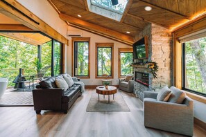 TV, fireplace, offices - Autumn Blaze at Maple Treehouse (Wildwood)