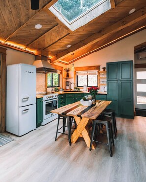 Fridge, microwave, oven, stovetop - Autumn Blaze at Maple Treehouse (Wildwood)