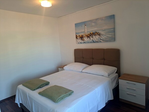 1 habitación, tabla de planchar con plancha, wifi y ropa de cama 