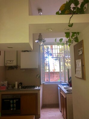 Réfrigérateur, micro-ondes, plaque de cuisson, bouilloire électrique