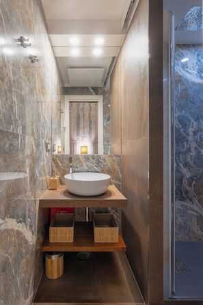 Douche, sèche-cheveux, bidet, serviettes fournies