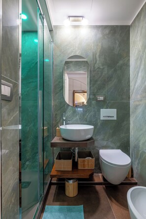 Shower, hair dryer, bidet, towels - Luxury apartment in the Roman Forum (roma)