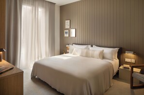 مكتب وستائر تعتيم وتجهيزات عازلة للصوت وواي فاي مجانًا