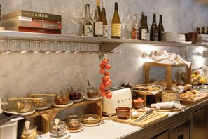 Desayuno buffet diario (EUR 15 por persona)