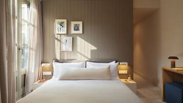 Design Corner | Bàn, màn/rèm cản sáng, phòng cách âm