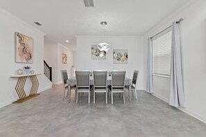 Casa, 5 dormitoris | Servei de restauració