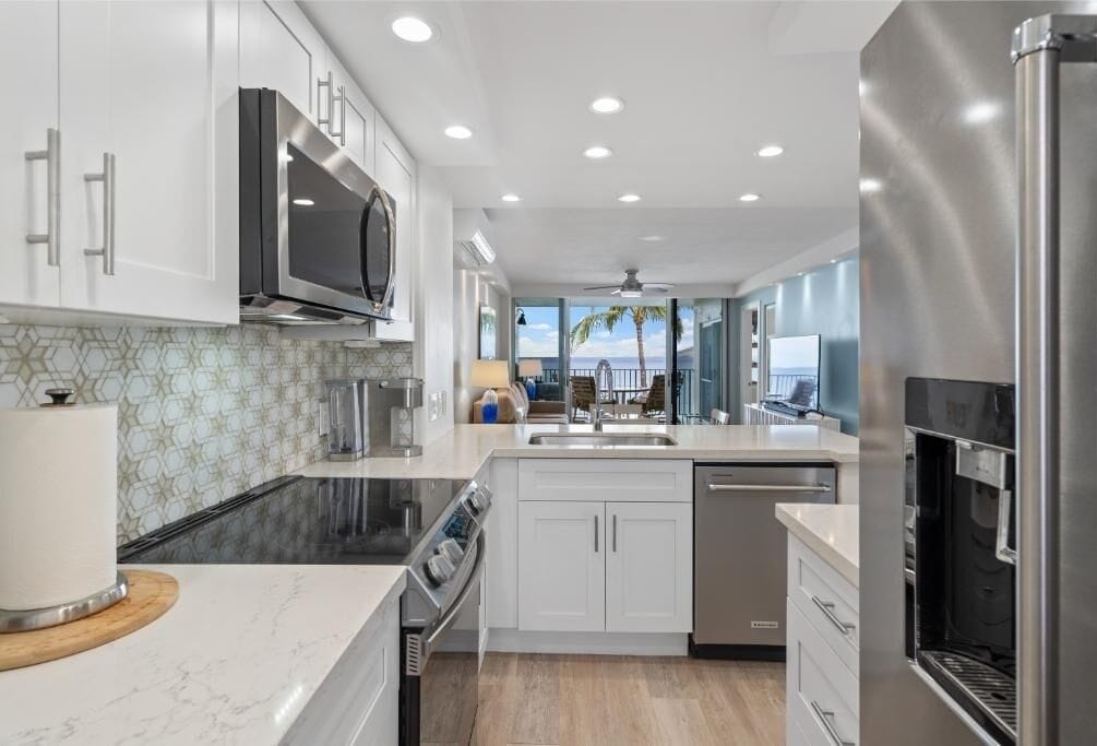 Condo, 2 habitaciones | Cocina privada | Cafetera y tetera, refrigerador, horno y tostadora 