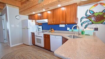 Townhome, 3 Bedrooms | Private kitchen | Fridge, oven, coffee/tea maker, toaster