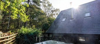 Dimmingsdale; woodland lodge for 8 w/ hot tub, log burner, BBQ, nr Alton Towers