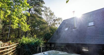Dimmingsdale; woodland lodge for 8 w/ hot tub, log burner, BBQ, nr Alton Towers