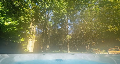 Dimmingsdale; woodland lodge for 8 w/ hot tub, log burner, BBQ, nr Alton Towers