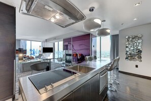 Fridge, microwave, stovetop, dishwasher