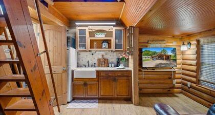Beautiful Cabin in a great neighborhood and minutes from Baton Rouge!!