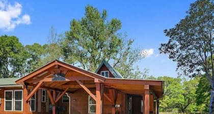 Beautiful Cabin in a great neighborhood and minutes from Baton Rouge!!