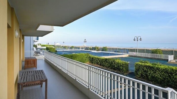 A balcony with a view of a pool and the sea. - VILLA MARGHERITA 1 (Lido di Jesolo)