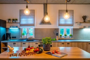 Køleskab, ovn, opvaskemaskine, kaffe-/temaskine