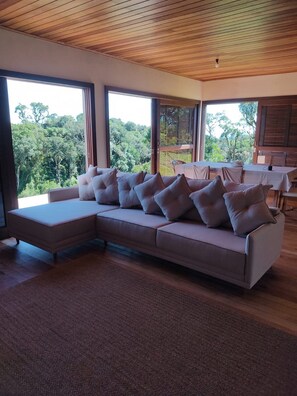 Honeymoon Cabin, Mountain View | Living area | 65-inch Smart TV with digital channels, Netflix, pay films - Recanto Vista Alegre - Rancho Queimado (Rancho Queimado)