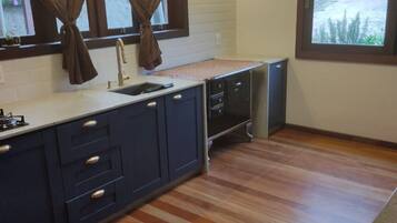 Cabaña de luna de miel, vistas a la montaña | Cocina privada | Frigorífico, microondas, licuadora y minihorno