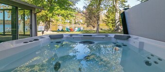 Lake Front, Hot Tub, Game Room, Kayak/SUPs, Firepit, Private, Pet Friendly