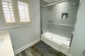 Dusche, Haartrockner, Handtücher, Seife