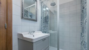 Douche, séchoir à cheveux, serviettes fournies